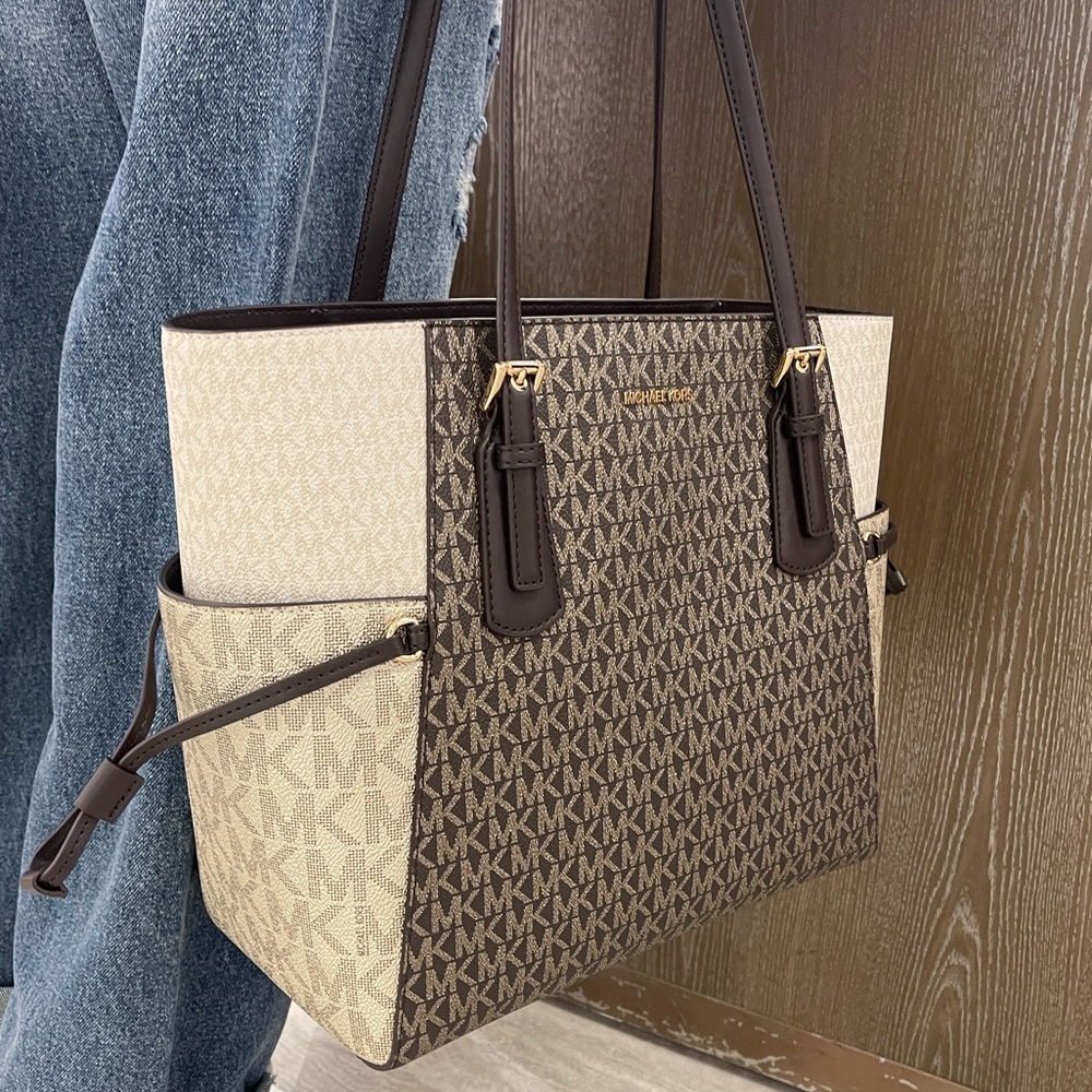 MICHAEL KORS Voyager Lg Color-Block Metallic Signature Logo EW Tote 
Brown 
NWT - Picture 2 of 16